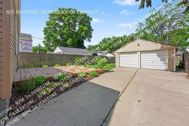 Building Photo - 1403 N Altadena Ave