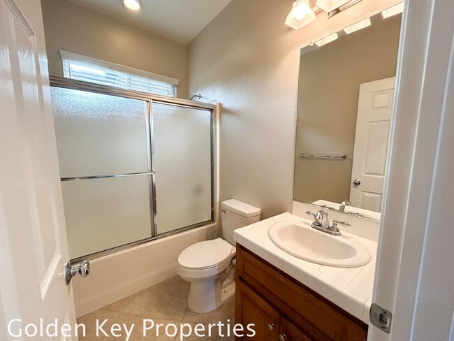 Building Photo - Beautiful Executive home located in the Ra...