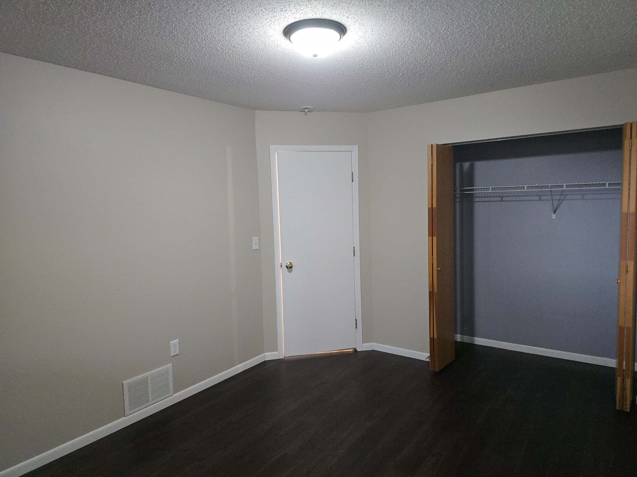 Basement Bedroom #3 - 994 38 1/2 Ave W