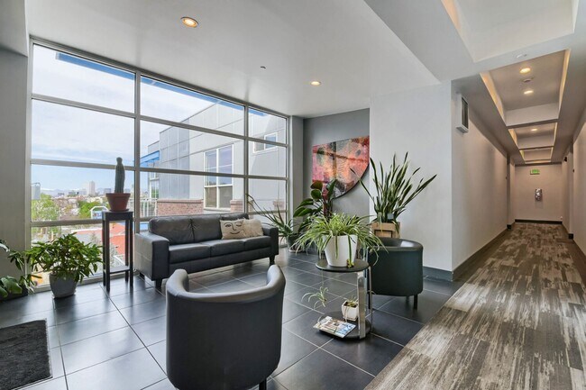 Building Photo - 1 MONTH FREE!!!!! 2bd/2ba Top Floor Condo in Congress Park - Available 8/7!