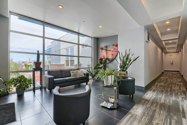Building Photo - 2bd/2ba Top Floor Condo in Congress Park -2 WEEKS FREE- Available 8/1!