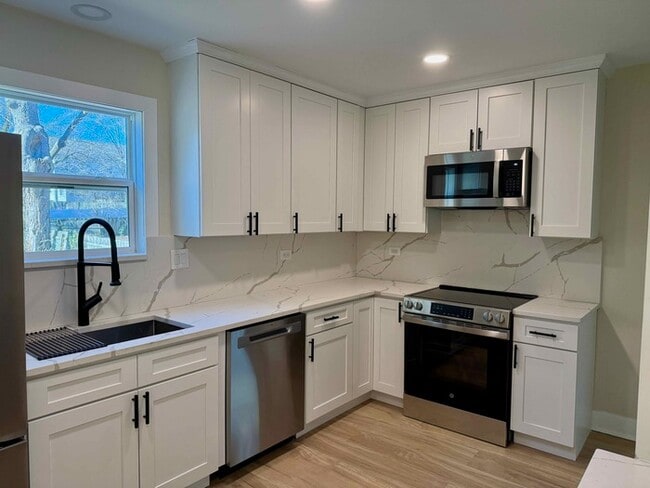 Building Photo - Beautifully Renovated 3 Bed 1 Bth Home in Webster Schools