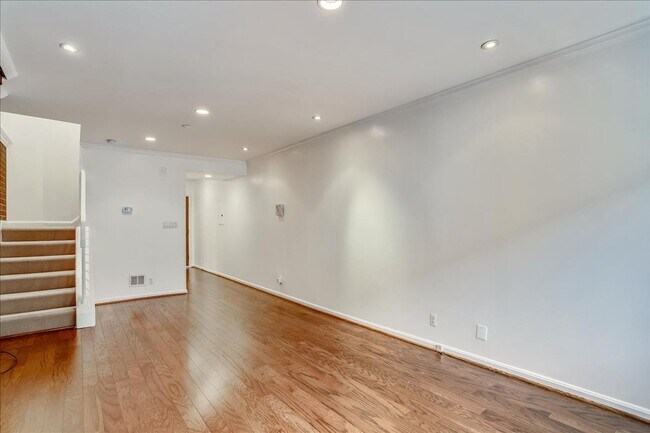 Building Photo - Updated townhome in popular Paper Mill Cou...