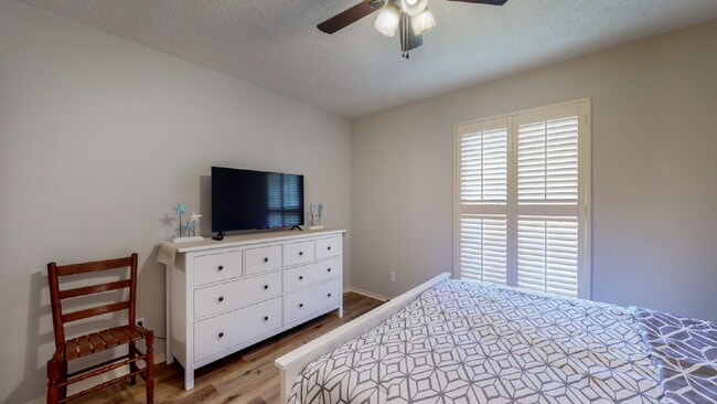 Building Photo - 5 Dorchester Ct