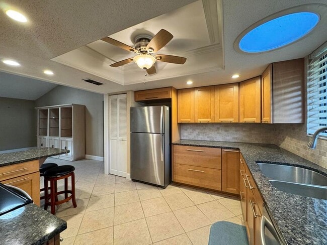 Building Photo - 653 Pelican Bay Dr