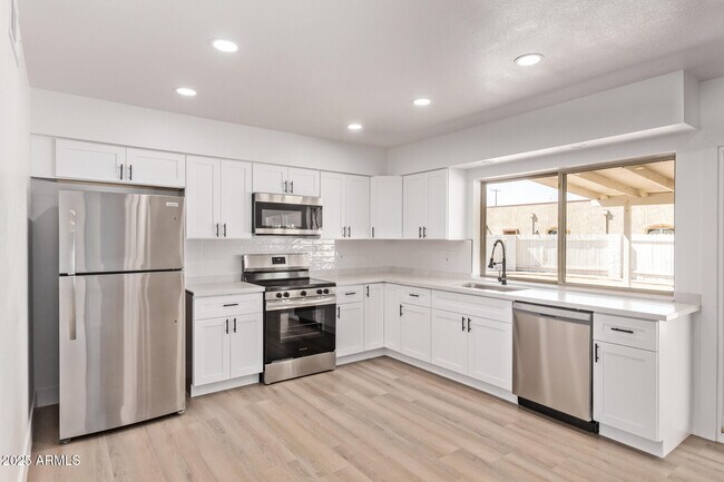 Building Photo - 816 E Saguaro St