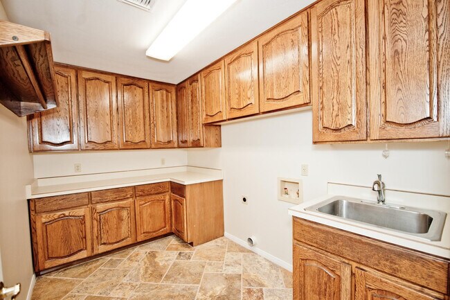 Building Photo - 2322 S Rogers Cir