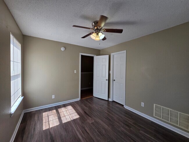 Building Photo - 4866 Royal Run Dr