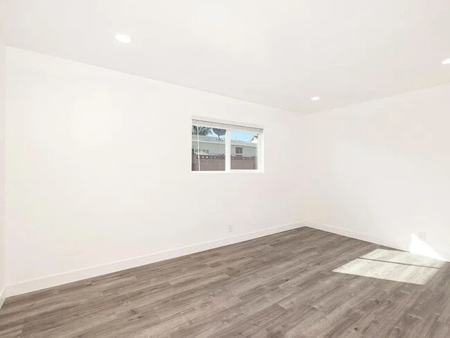 Building Photo - Eastside Costa Mesa Upgraded 2 bed, 1 bath