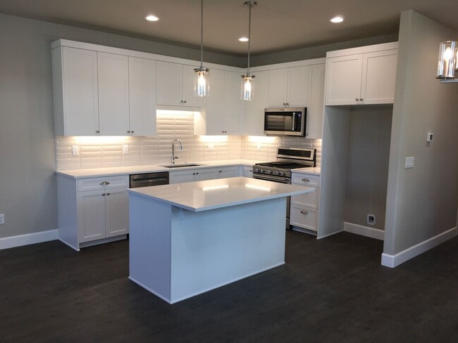 Building Photo - 20465 Aberdeen Dr