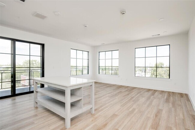 Building Photo - 4315 S Congress Ave