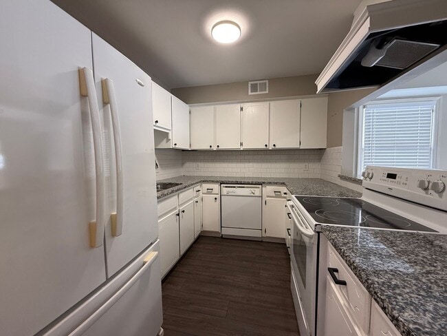 Building Photo - 3-Bedroom Townhome Just Minutes From Downtown Hickory!