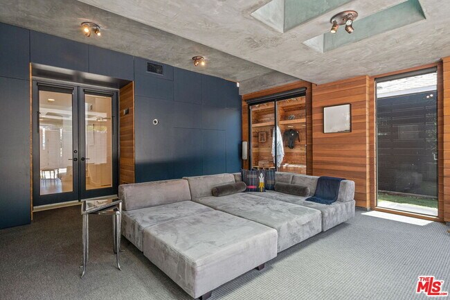 Building Photo - 835 Superba Ave