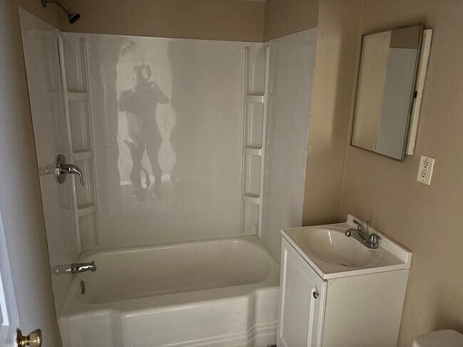 Building Photo - 3 Bedroom, 1 Bath Single Family Home