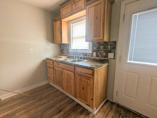 Building Photo - Available Now! Cute 2 Bedroom on Hazel!