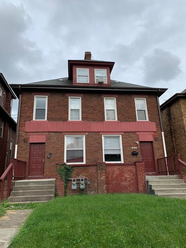 Building Photo - 1612 Summit St