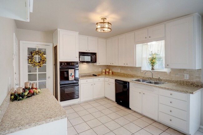 Building Photo - Updated 3 Bedroom / 2 Bathroom