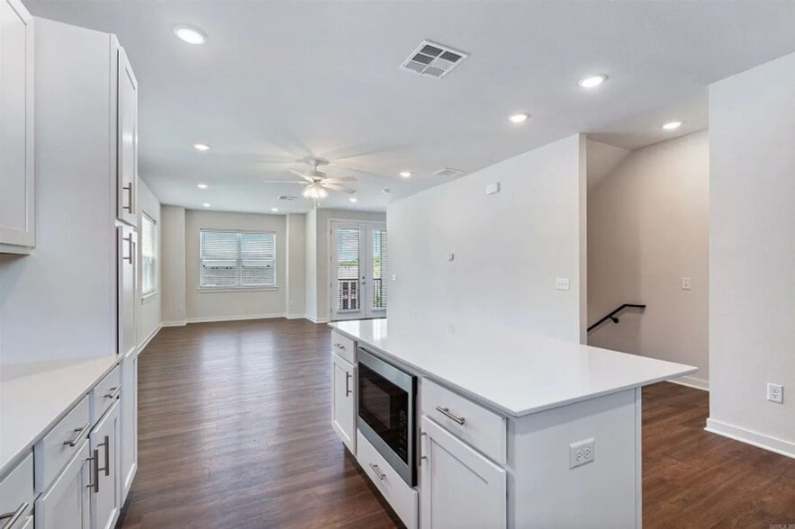 Building Photo - 707 Taylor St