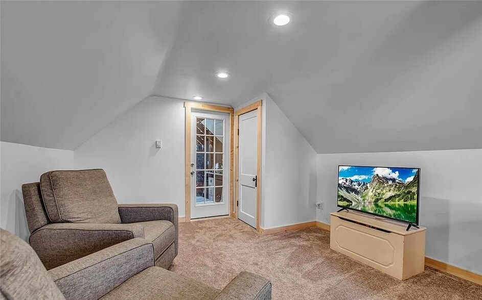 Building Photo - 68 Sunset St