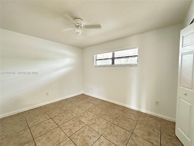 Building Photo - 1045 NE 10th Ave