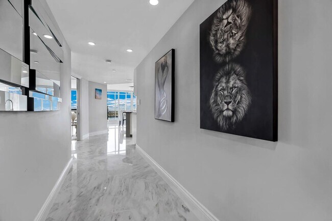 Building Photo - 1717 N Bayshore Dr