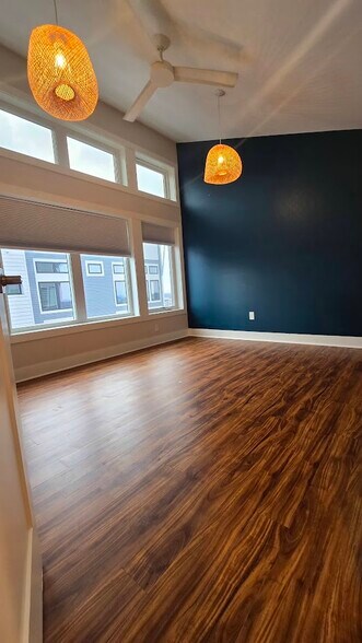 Building Photo - 635 Fairview Ave NE