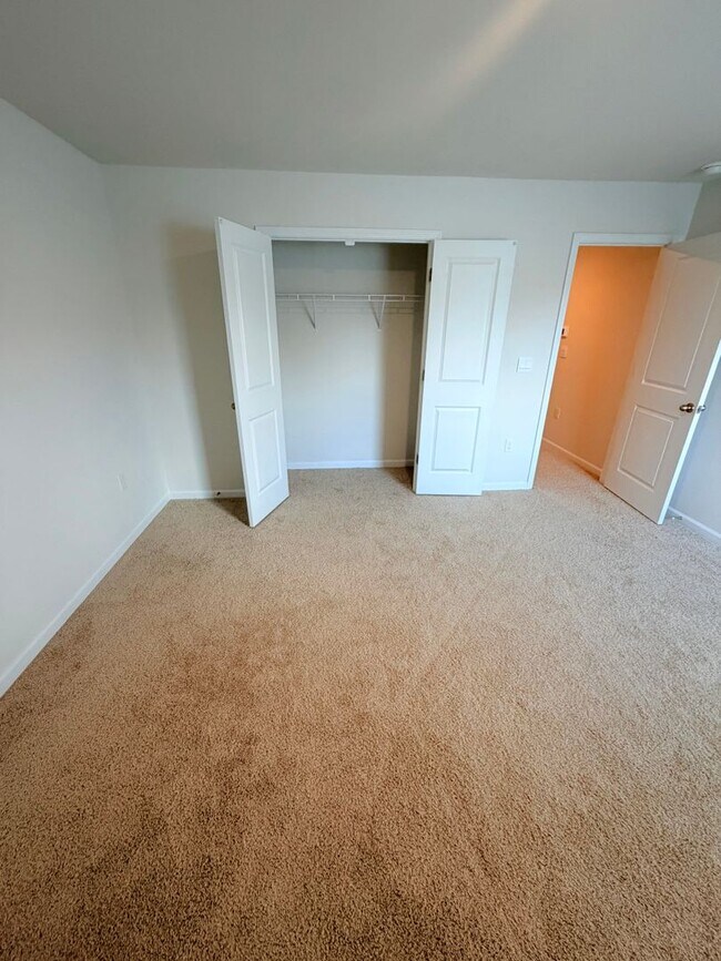 Building Photo - Beautiful 4 Bed, 2.5 Bath Home - Lawn Care Included!