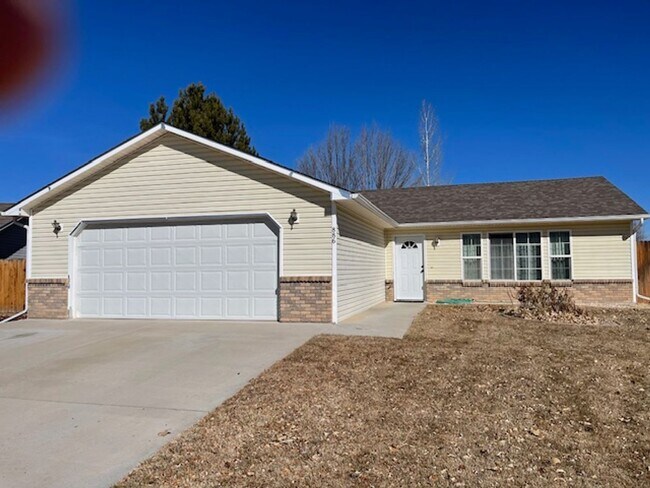 Building Photo - 3 bed, 2 bath, 2 car garage