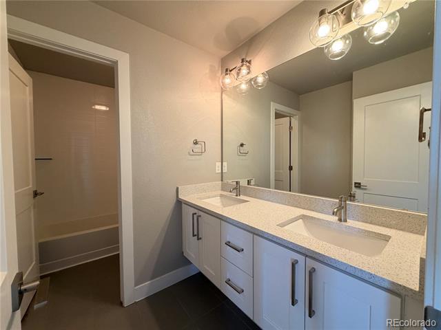 Building Photo - 22561 E Hinsdale Ave