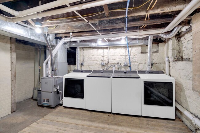 Building Photo - 2322 Scranton Rd