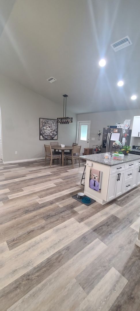 Building Photo - Beautiful 3BR/2BA home with large fenced-i...