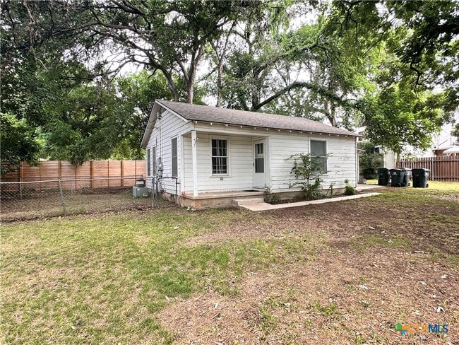 Primary Photo - 724 W San Antonio St