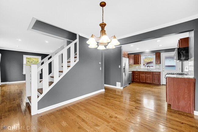 Building Photo - 6661 Glenview Dr