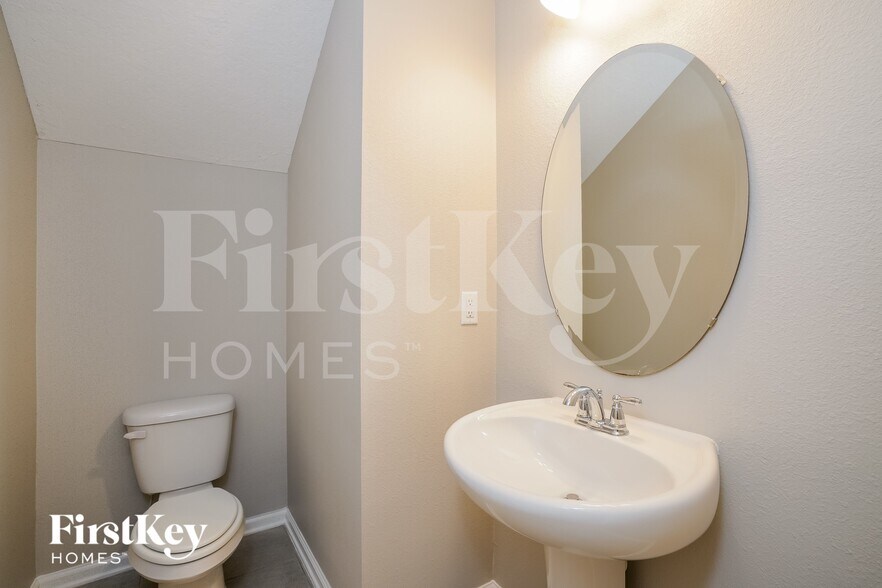 Building Photo - 2316 Eagle Talon Cir