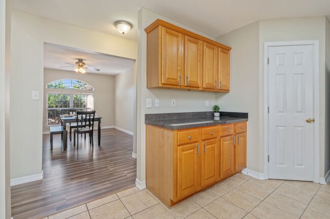 Building Photo - 4 bedroom 2 bathroom