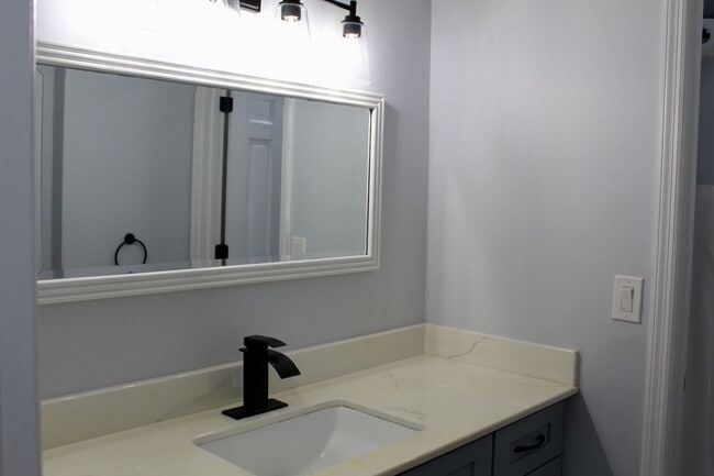 Building Photo - Port Orange Charming 5-Bedroom, 2-Bathroom...