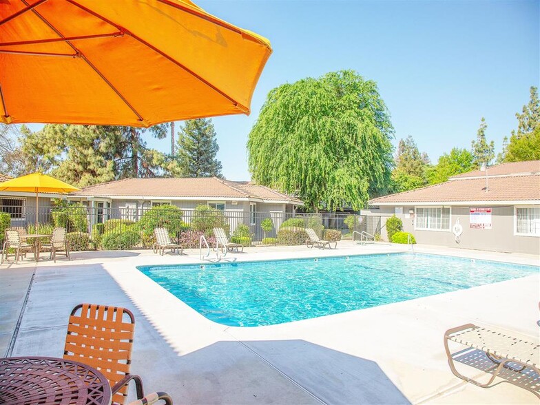 Poolside Dining Tables - Courtyard at Central Park Apartments