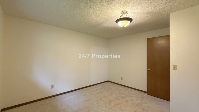 Building Photo - Cute 3 BD | 1.5 BA Home in Lake Oswego - Lake Access!