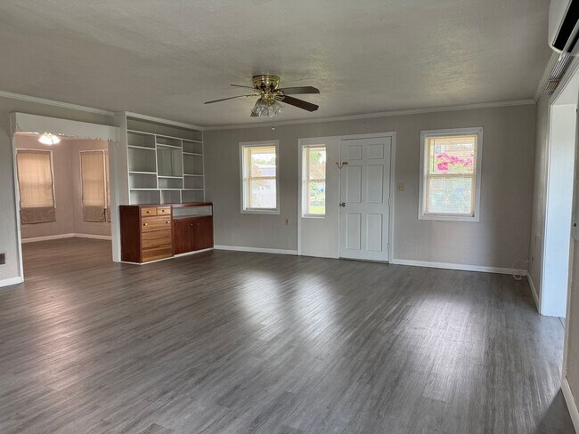 Building Photo - 304 N Rockingham Ave