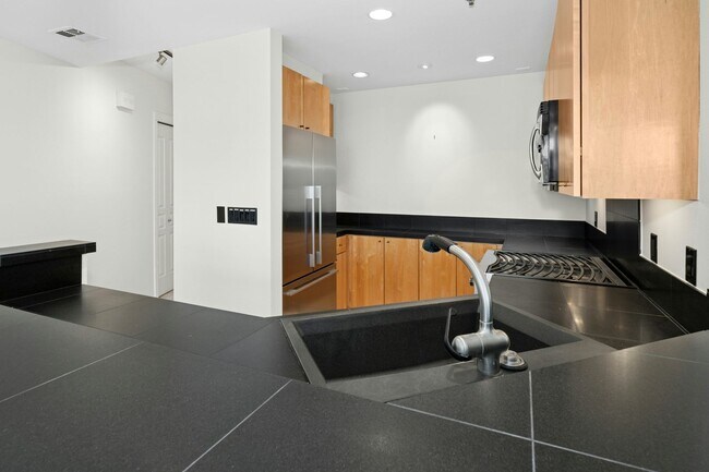 Building Photo - 2bd/1.75ba Seattle Condo