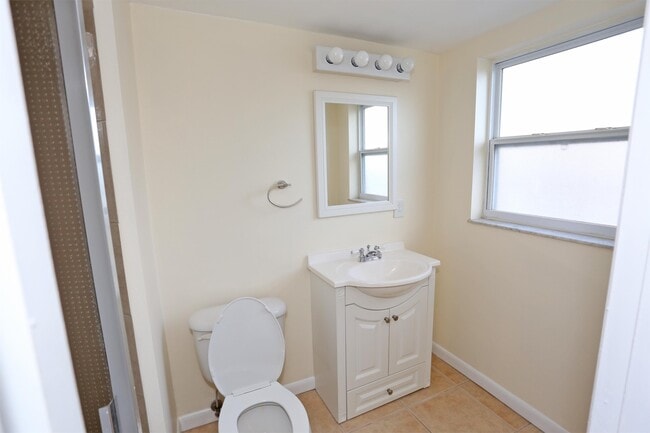 Building Photo - 225 5th Ave NE