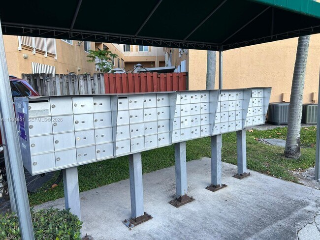 Building Photo - 6255 SW Kendale Lakes Cir