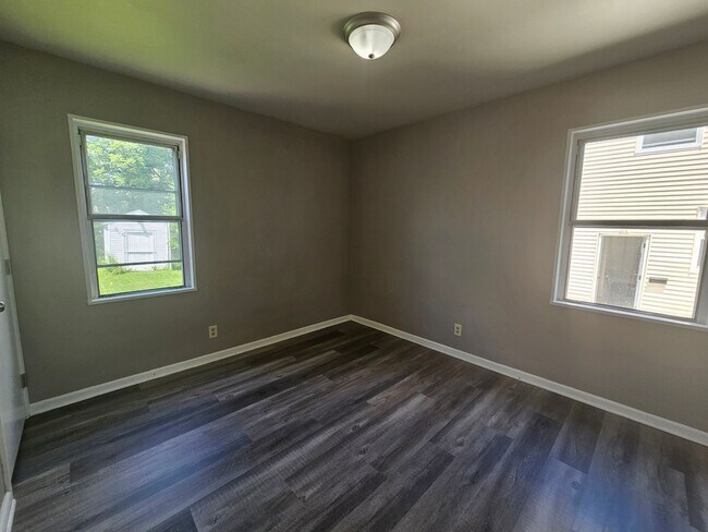 Building Photo - Charming 3-Bedroom Home with Private Yard ...