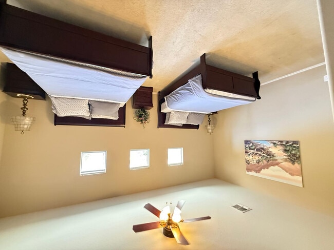 Building Photo - 1928 W Spur Dr