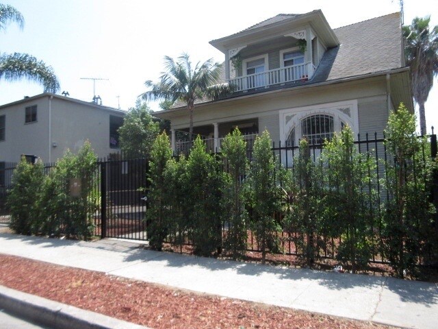 Building Photo - 1430 W 25th St