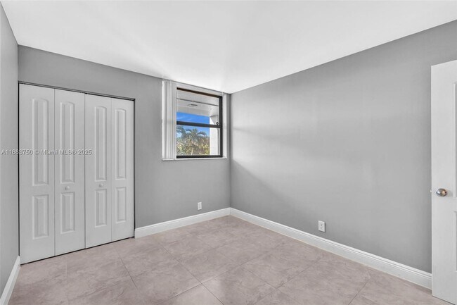 Building Photo - 118 Lake Emerald Dr