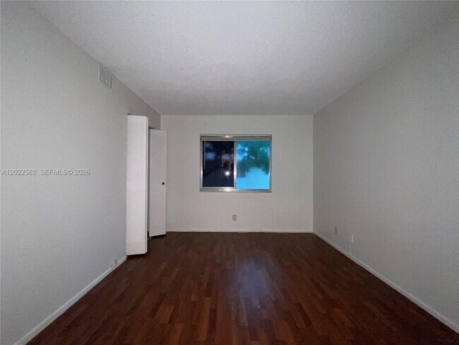 Building Photo - 303 Gardens Dr
