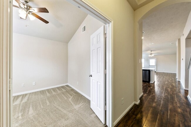 Building Photo - 24415 Lakecrest Town Dr