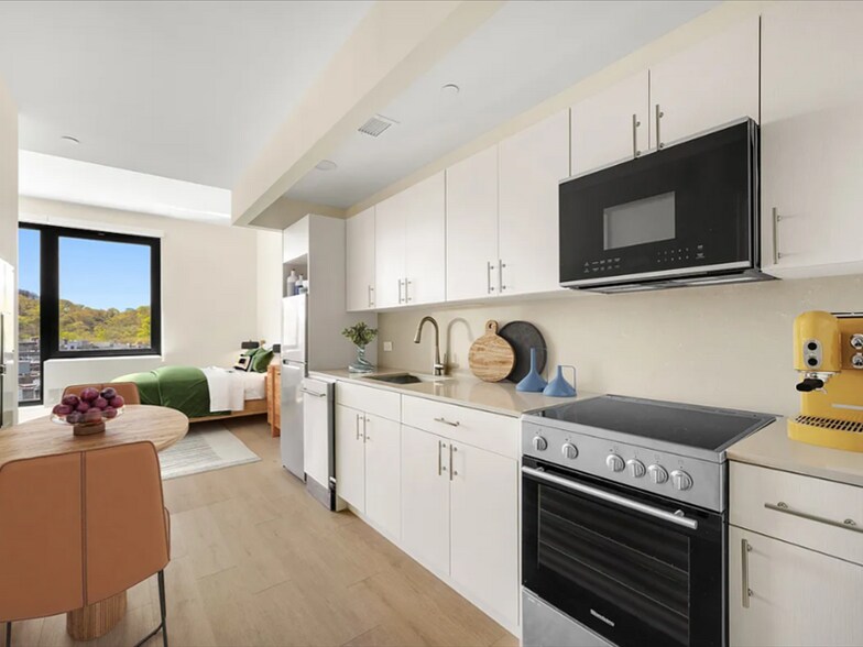 Building Photo - 4778 Broadway