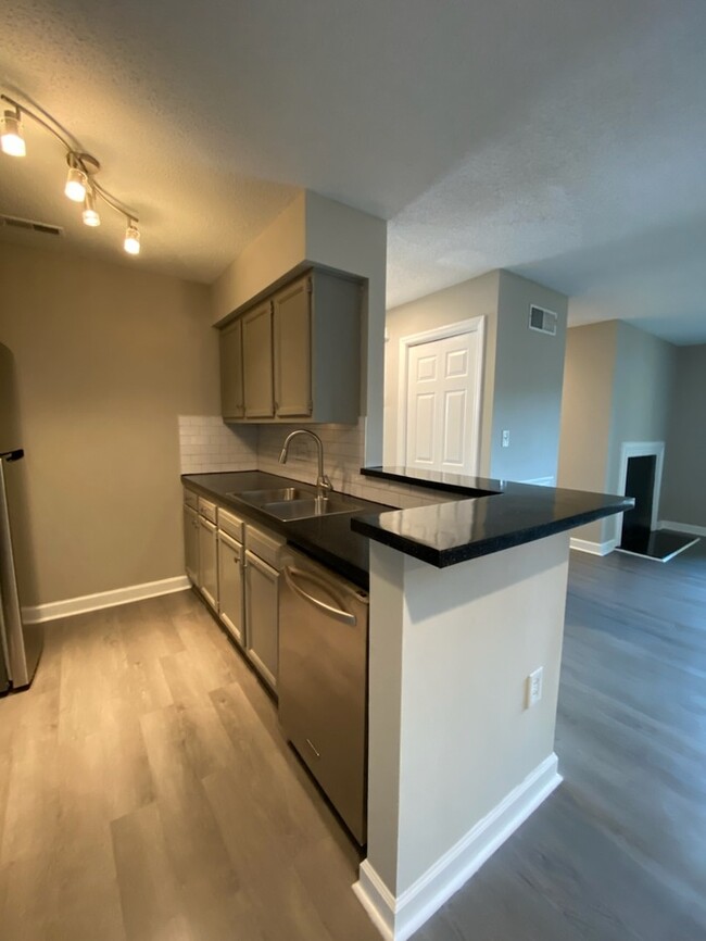 Building Photo - 2 Bedroom, 2 Bath condo